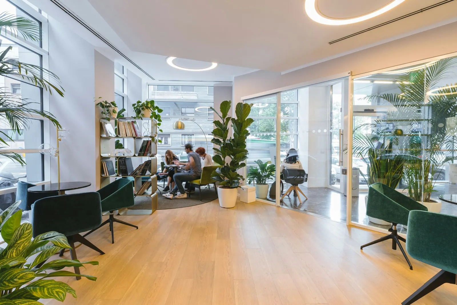 Bureaux propres et lumineux avec aire de détente et plantes