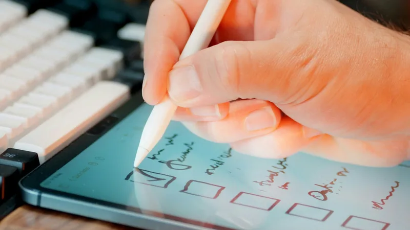 Liste de vérification remplie au stylet sur une tablette