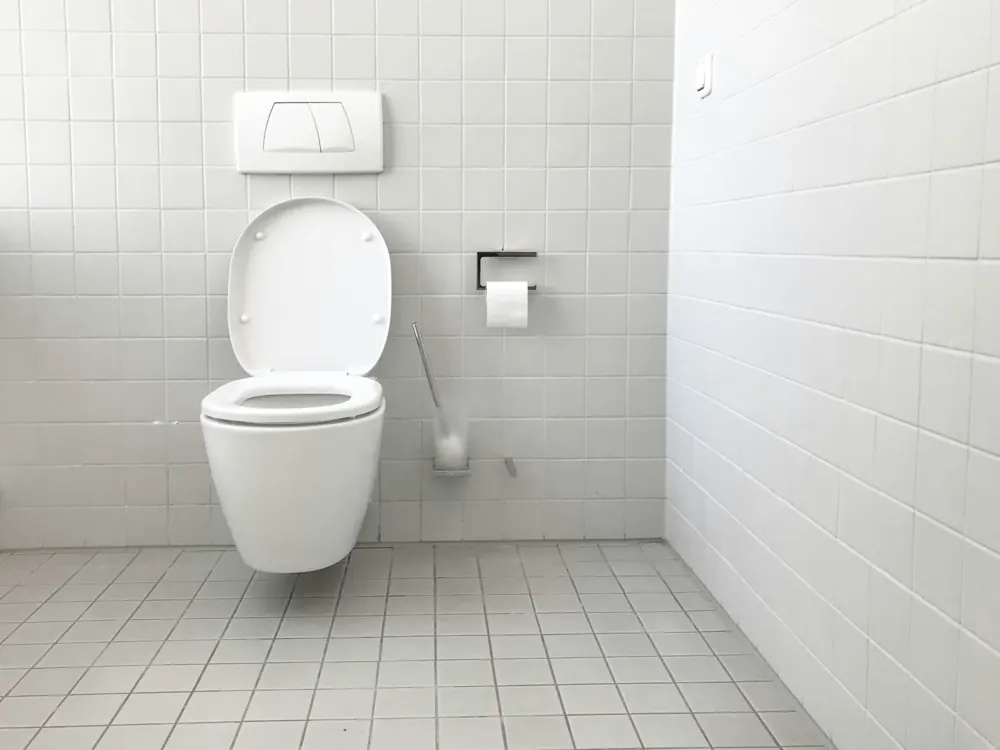 Salle de bain carrelée propre dans un espace professionnel