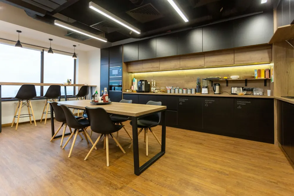 Cuisine et aire de pause aménagées pour une équipe de bureau