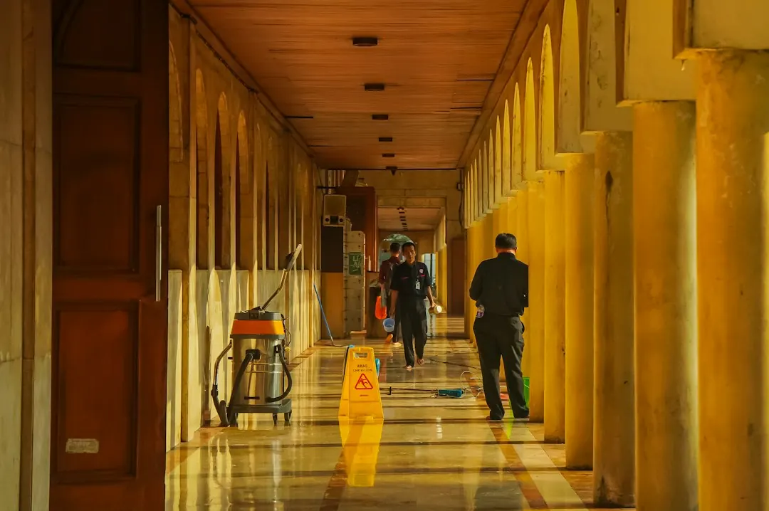 Corridor en cours d’entretien avec chariot et signalisation de nettoyage