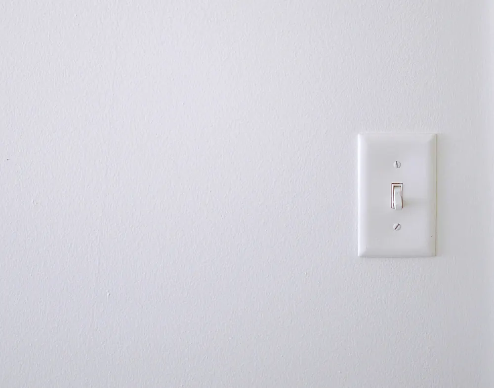 Interrupteur mural, une surface fréquemment touchée à nettoyer